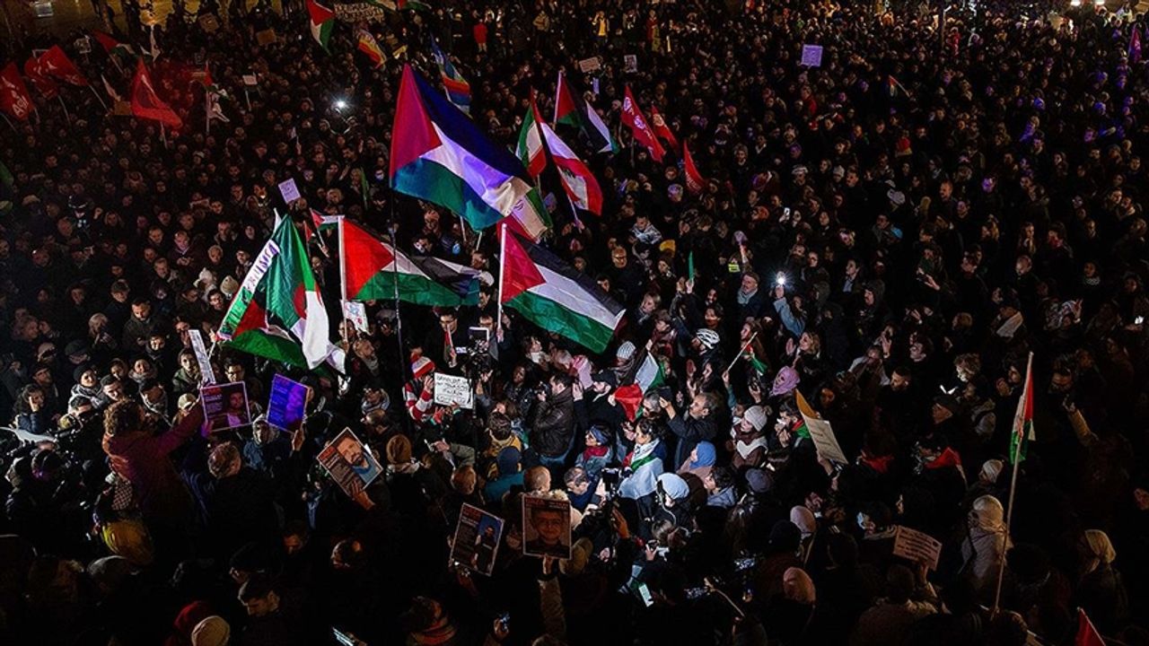 Filistin'e destek için toplanan göstericiler ateşkes çağrısı yaptı