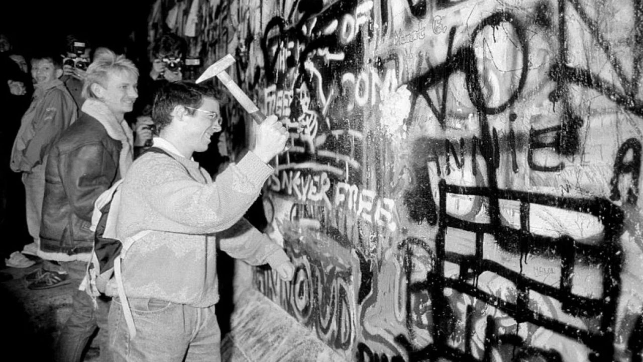 Tarihte Bugün: Berlin Duvarı ilk kez geçişe açıldı
