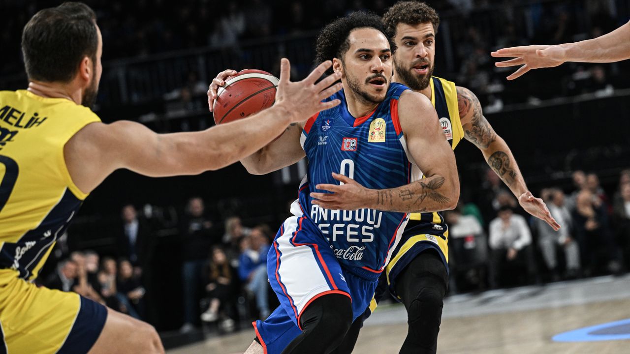 Anadolu Efes: 81 - Fenerbahçe Beko: 80