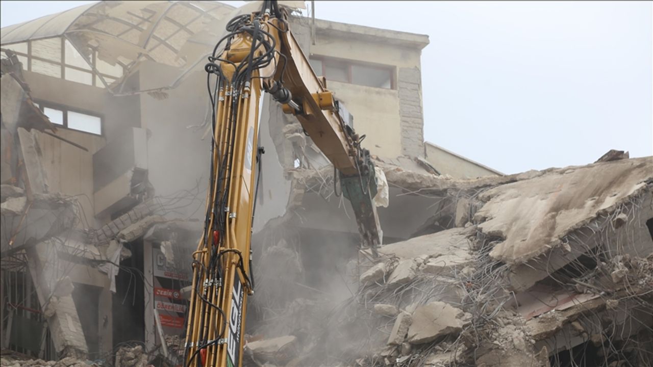 Depremde 16 kişinin öldüğü binada proje eksik, yapı malzemesi yetersiz, işçilik hatalı bulundu