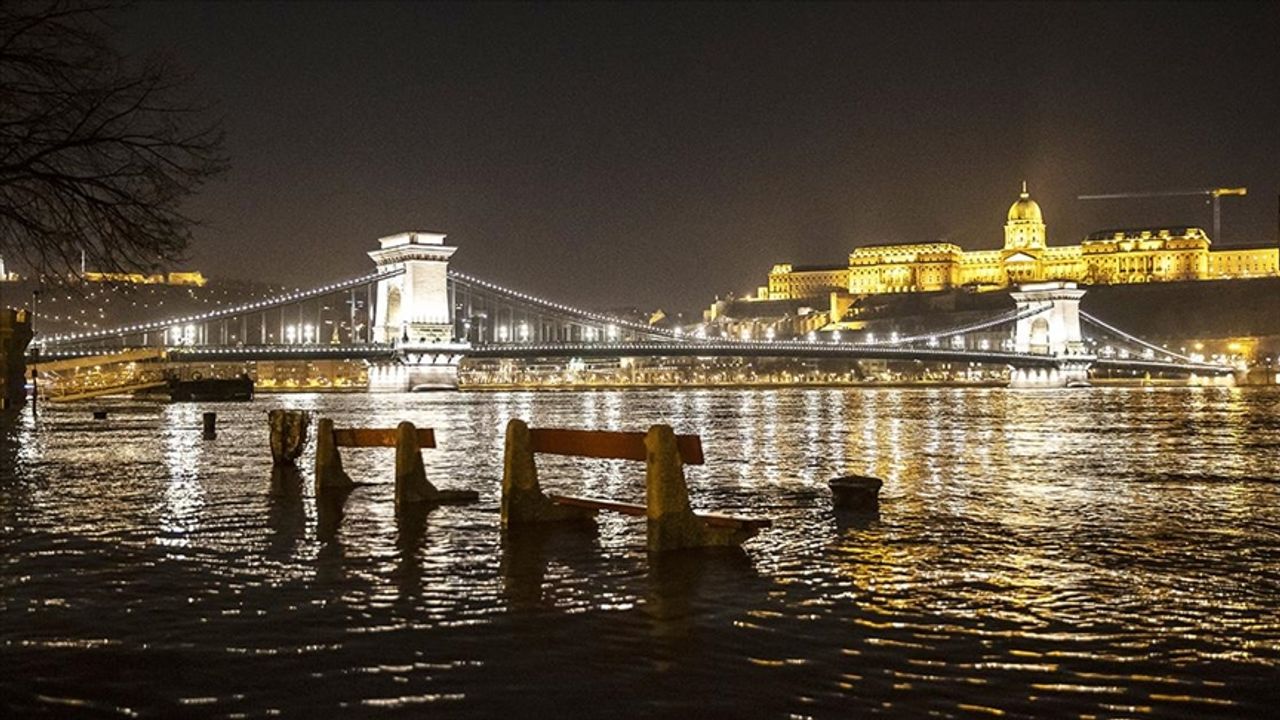 Macaristan'ın başkenti Budapeşte'de yoğun yağışlardan dolayı Tuna Nehri taştı