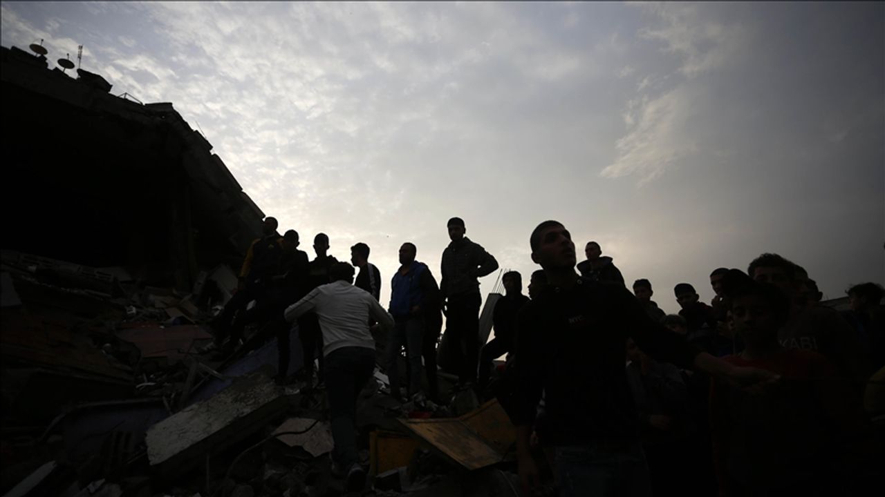 İsrail'in Gazze'deki Nuseyrat Mülteci Kampı'nda bir eve düzenlediği saldırıda 7 kişi öldü