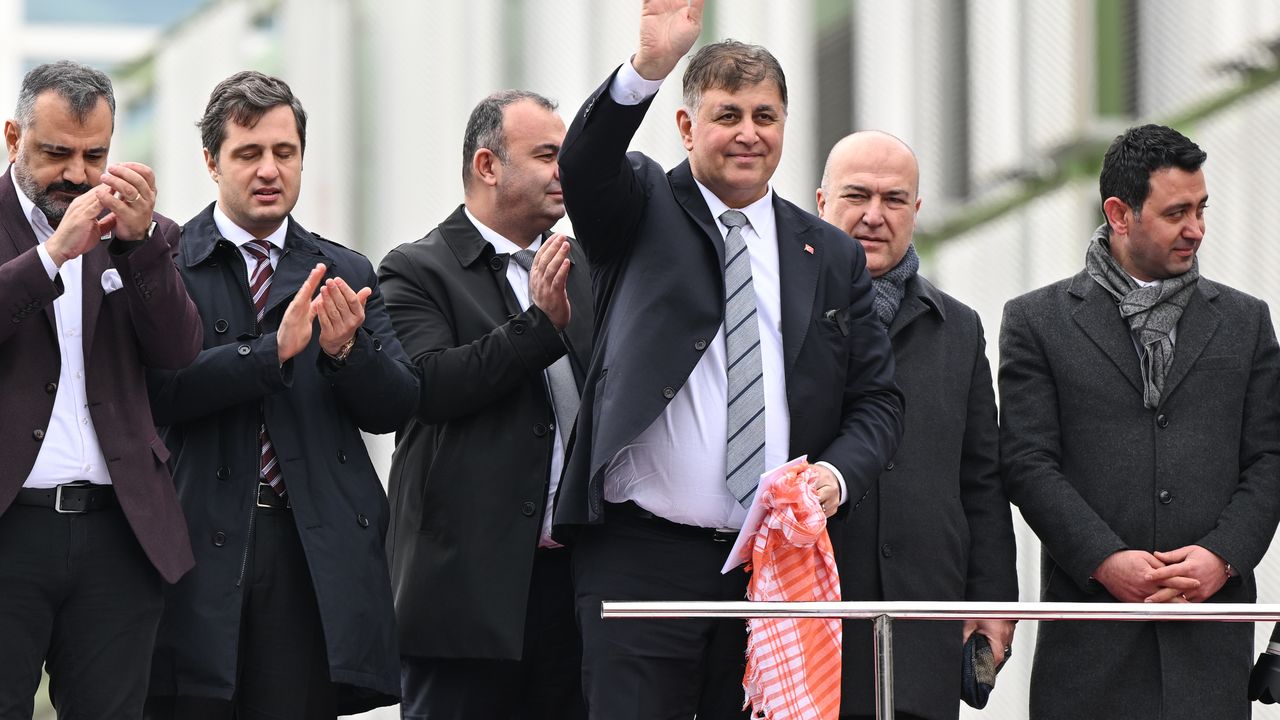 CHP'nin İzmir büyükşehir belediye başkanı adayı Tugay, partililer tarafından karşılandı