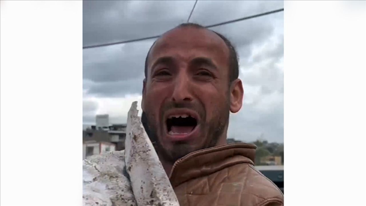 Gazze'de bir torba un alan Filistinli sevincinden gözyaşı döktü