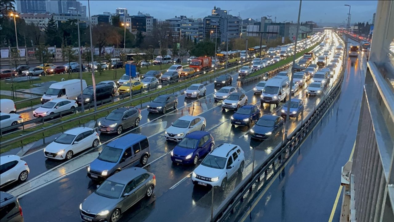 Yağışlı havanın etkisiyle trafik yoğunluğu yaşanıyor