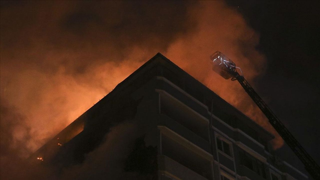 Kağıthane'de bir binanın çatısında başlayıp bitişikteki 2 binaya sıçrayan yangın söndürüldü
