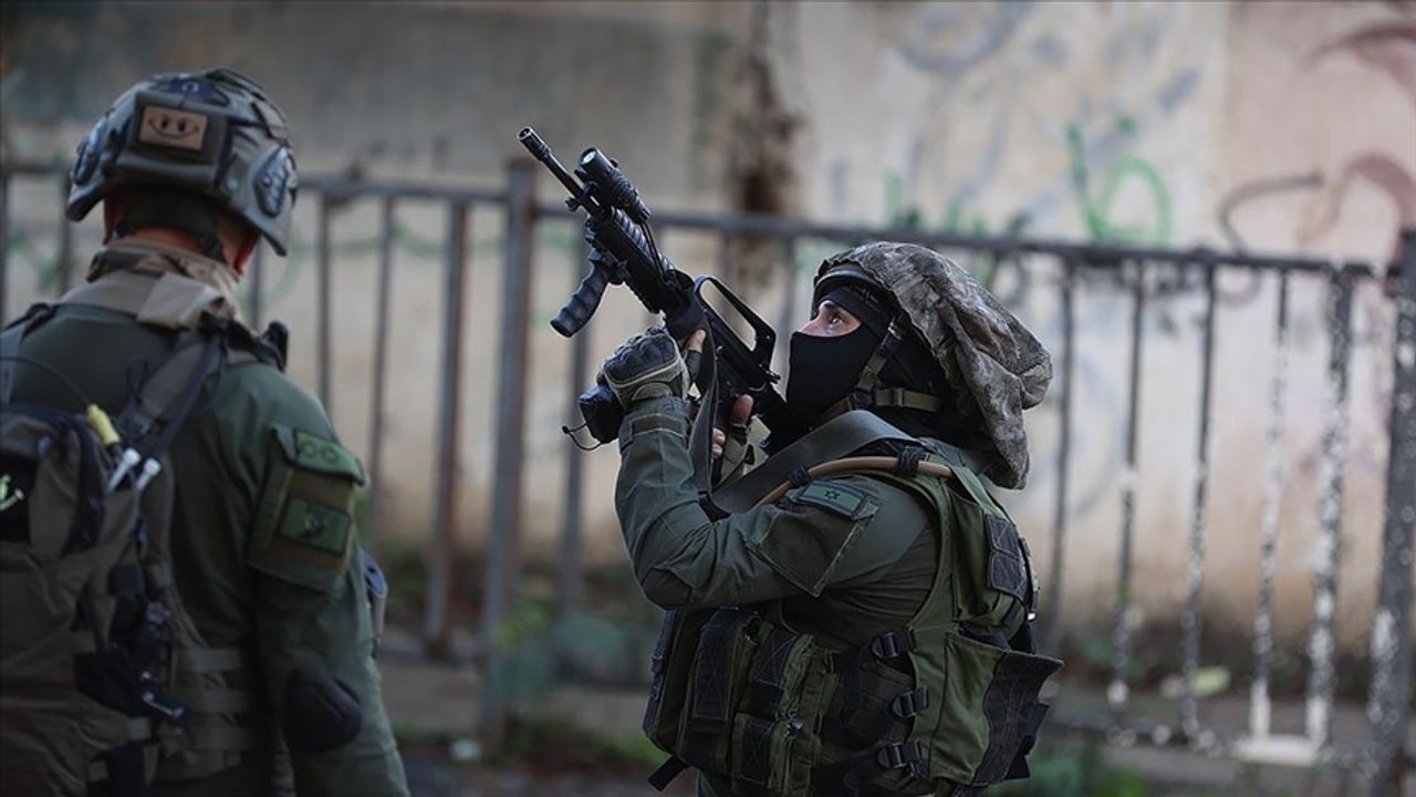 İsrail güçleri, Nablus'ta bir üniversiteye baskın yaparak 25 öğrenciyi gözaltına aldı