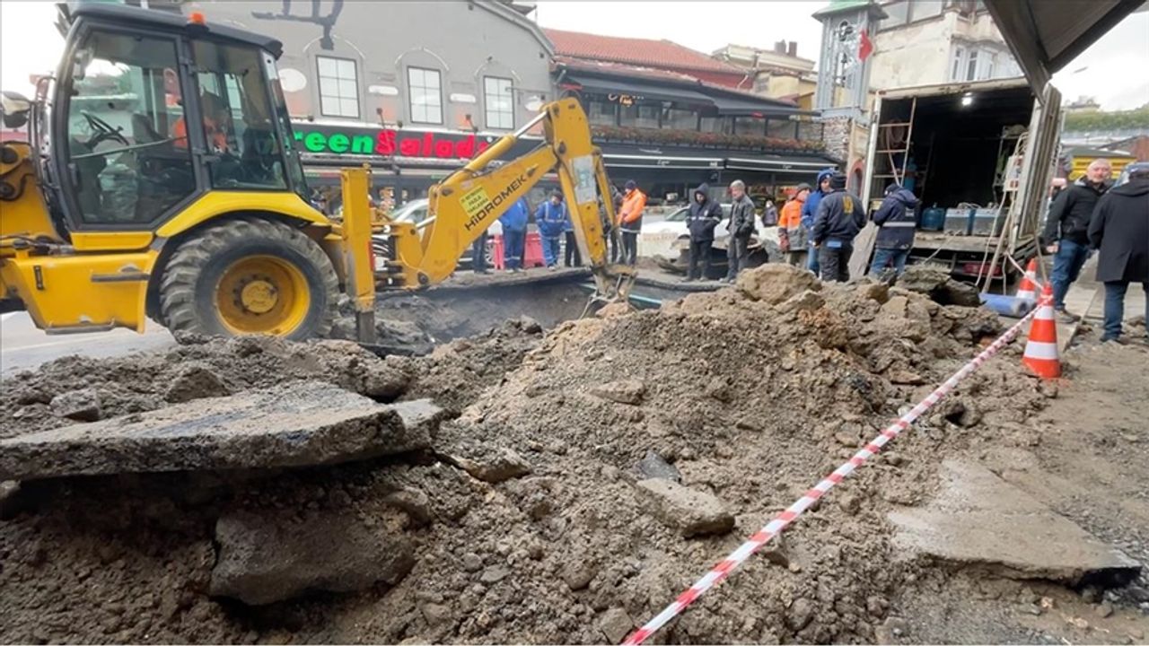 Beşiktaş'ta patlayan isale hattı nedeniyle cadde ve sokaklar sular altında kaldı