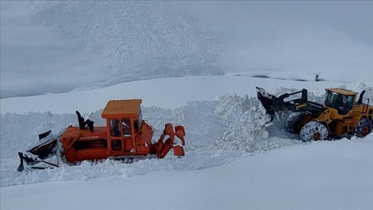 Hakkari'de kar kalınlığının 5 metreyi bulduğu bölgede çalışmalar sürüyor