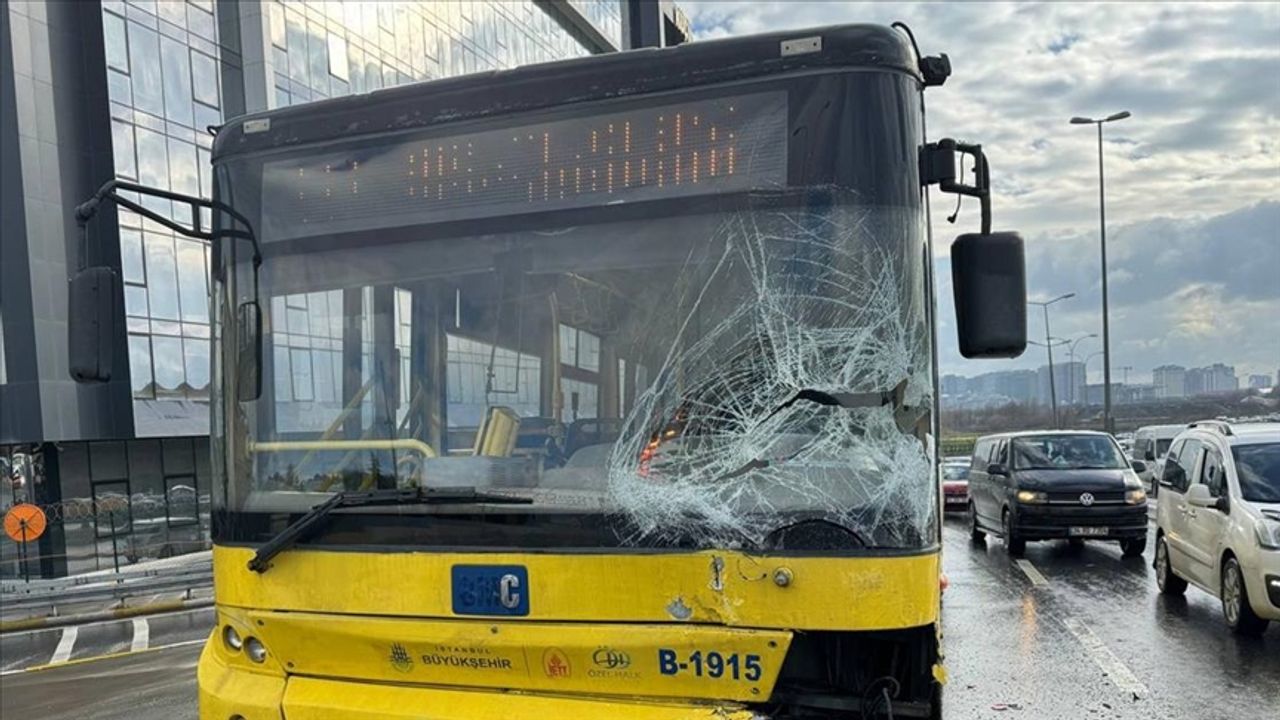 Küçükçekmece'de İETT otobüsünün karıştığı kazada 2 kişi yaralandı