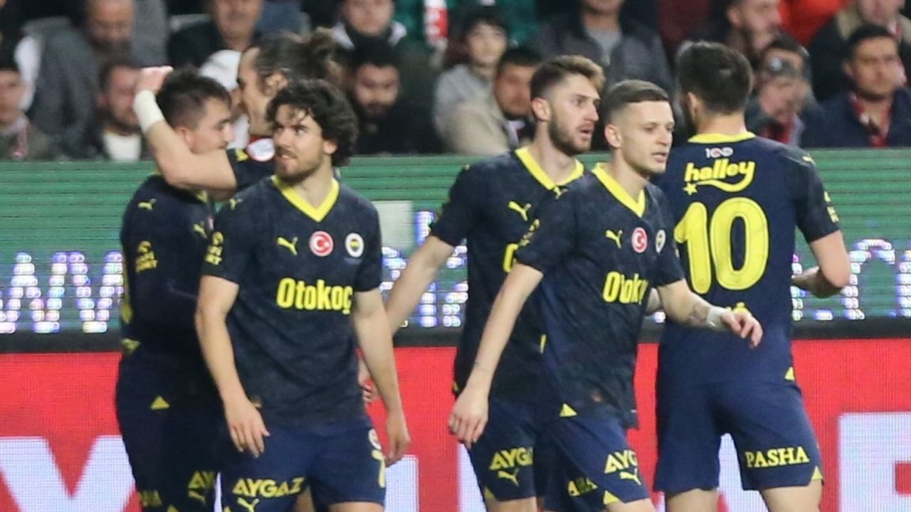 Fenerbahçe deplasmanda Antalyaspor'u 2 golle yendi