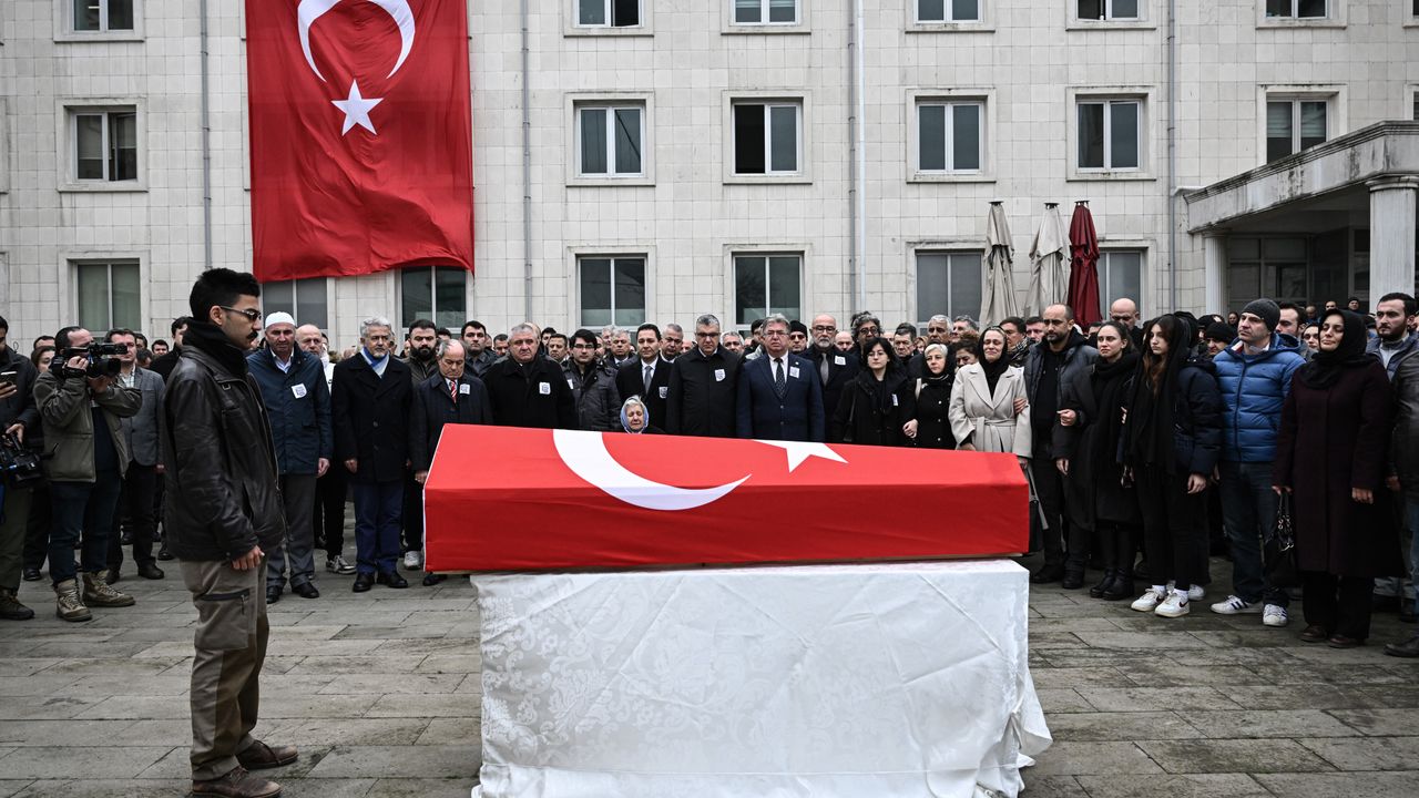 Denize düşerek ölen kılavuz kaptan için İstanbul'da tören düzenlendi