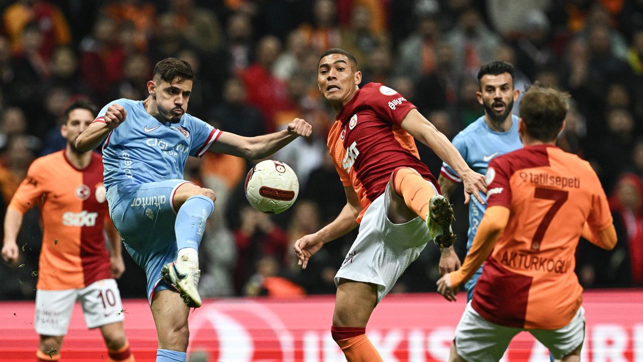 İlk yarı sonucu: Galatasaray 2 - Antalyaspor 1