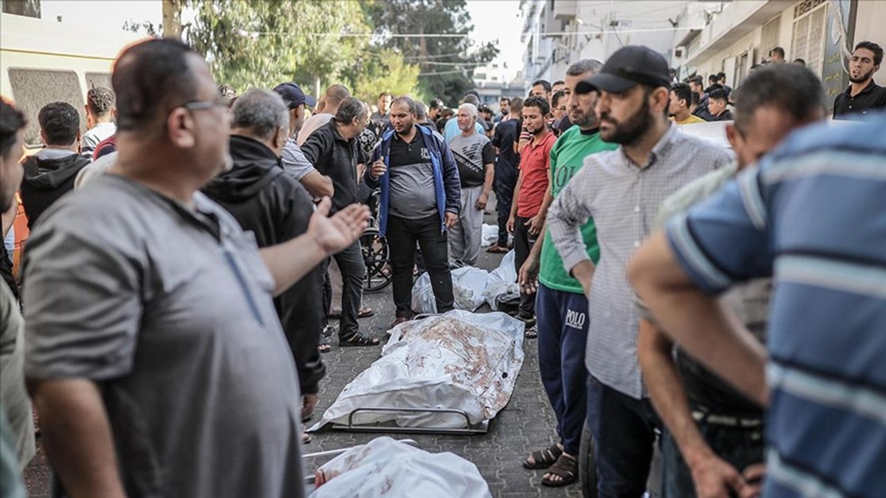 Gazze'de İsrail ordusunun çekildiği bölgelerden cesetler çıkarılıyor