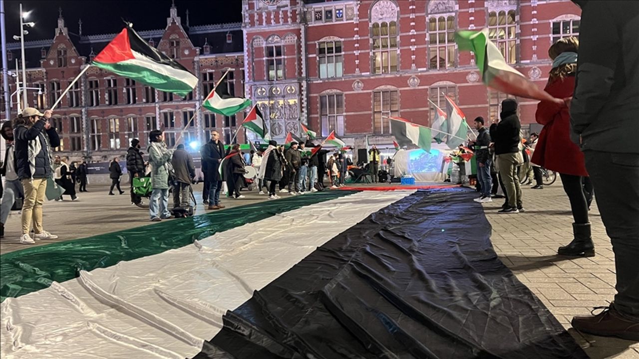 Hollanda'da 15 tren istasyonunda Filistin'e destek için oturma eylemi yapıldı