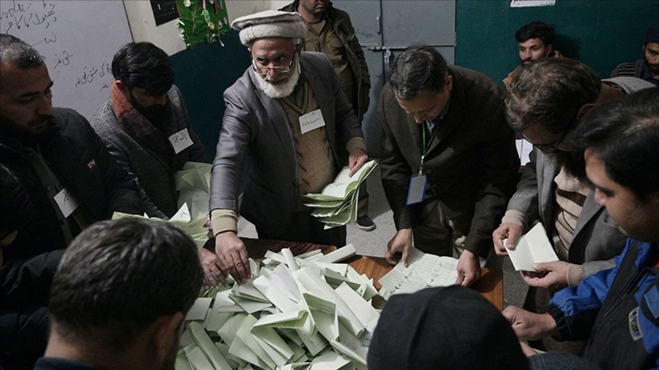 Pakistan'daki seçimlerde ilk sonuçlar gelmeye başladı