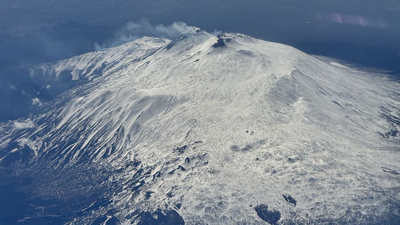 Etna Yanardağı'nın zirvesi karla kaplandı