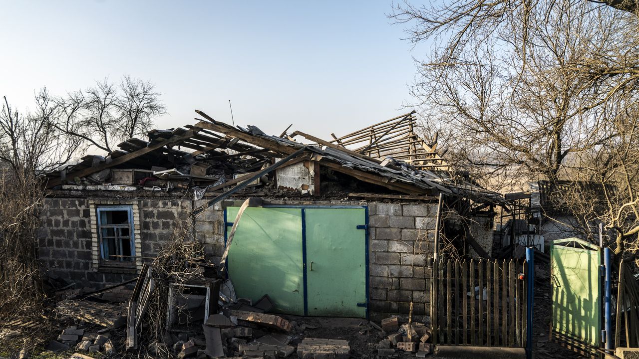 Ukrayna'nın Marinka ve Vuhledar cephe hattına yakın yerleşim yerlerinde savaşın izleri