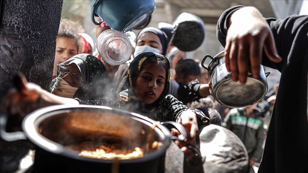 Gazze'deki hükümet: Bölgedeki kıtlık seviyesi çok arttı, havadan ulaştırılan yardımlar 