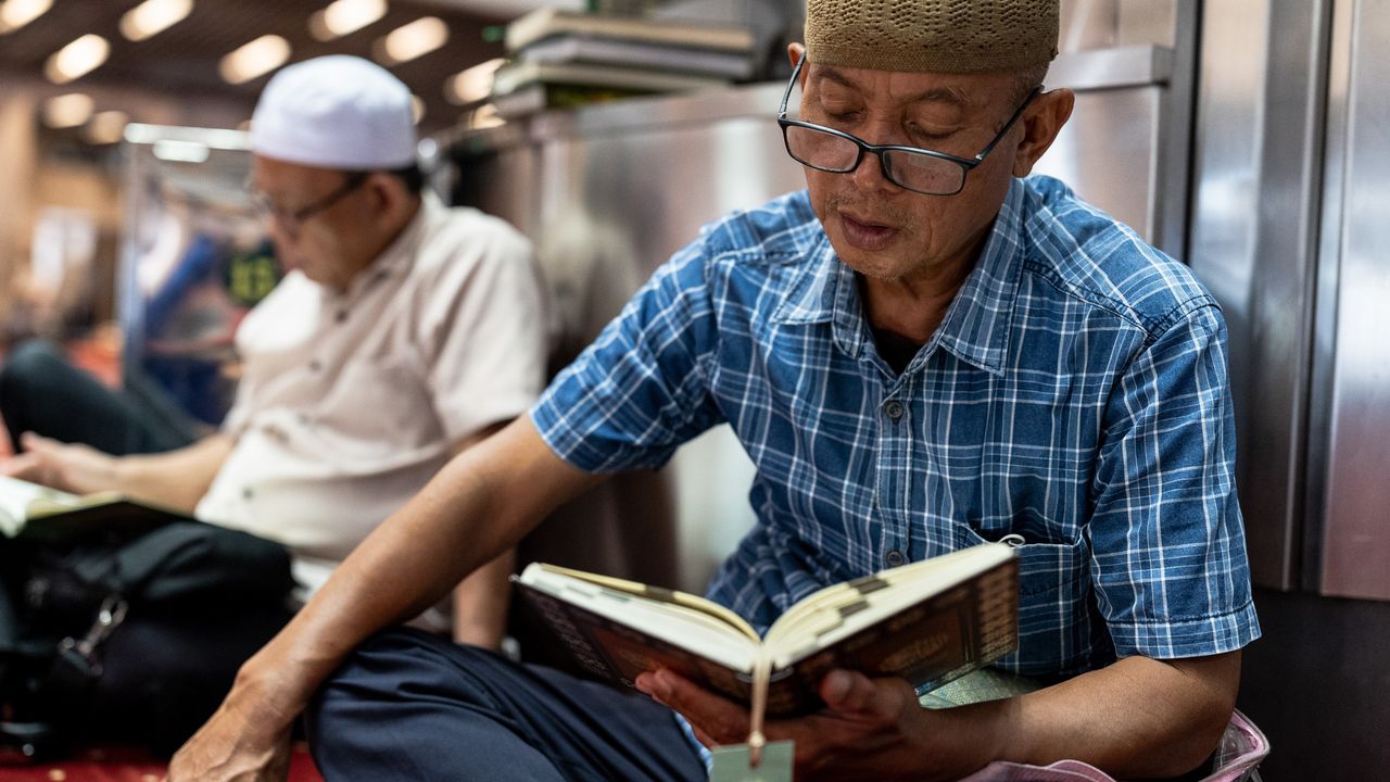 Cakarta'da Müslümanlar Ramazan ayının son cuma namazını kıldı