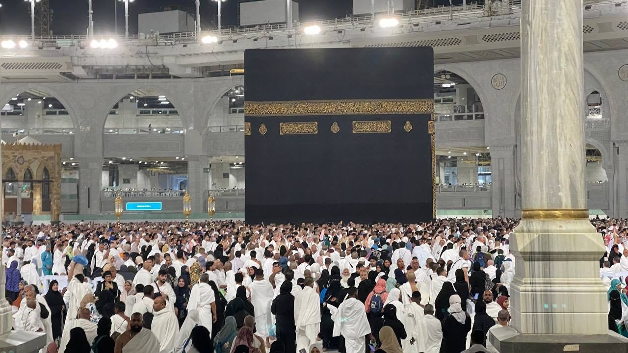 Binlerce Müslüman Mescid-i Haram'ı ziyaret etti