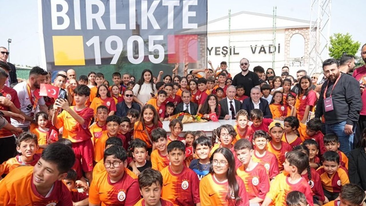 Galatasaray Başkanı Dursun Özbek, Hatay'da ziyaretlerde bulundu