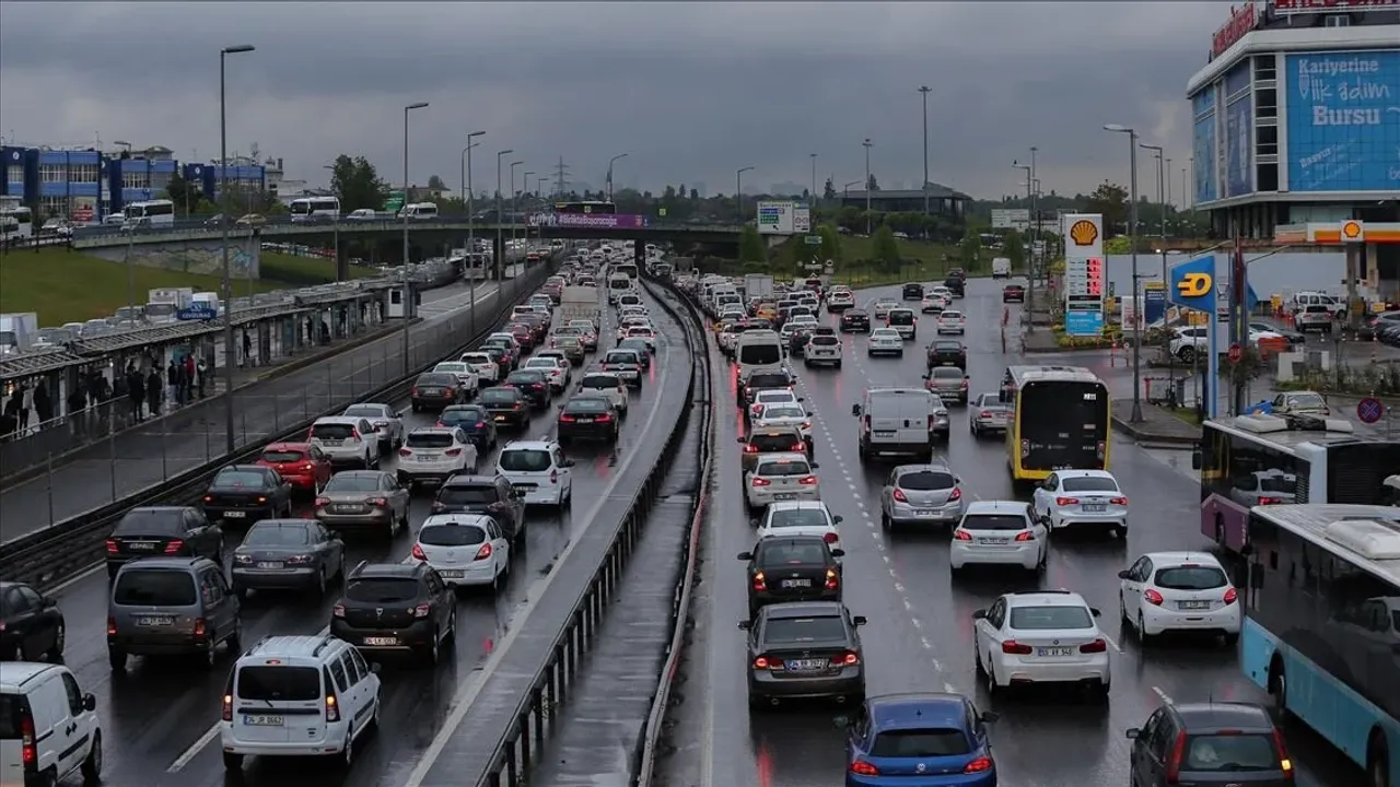 İstanbul'da sabah saatlerinde trafik yoğunluğu yaşanıyor