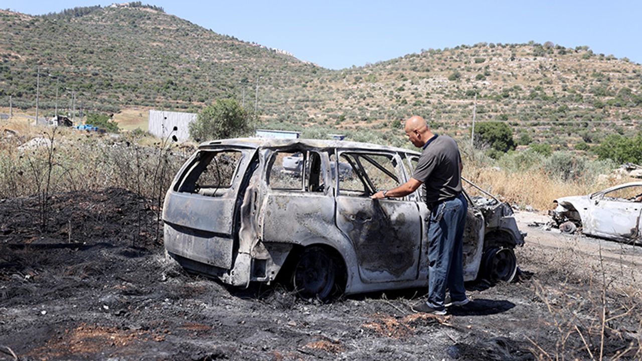 Yasa dışı Yahudi yerleşimciler, Batı Şeria'da bir evi taşladı, bir aracı ateşe verdi