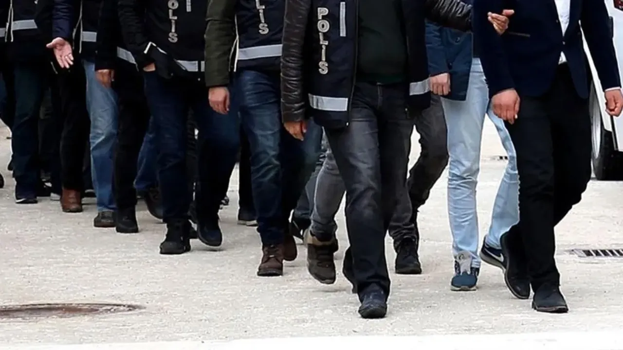 Diyarbakır merkezli 7 ilde dolandırıcılık operasyonunda yakalanan 15 şüpheli tutuklandı
