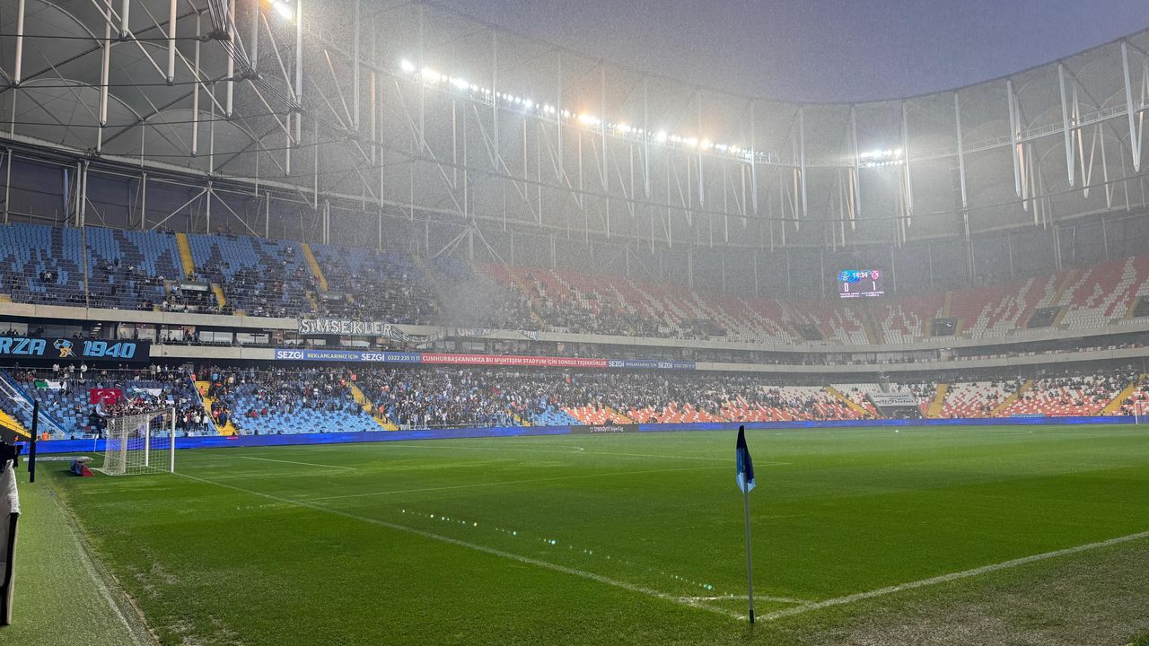 Adana Demirspor- Gaziantep FK maçına yağış nedeniyle 8 dakika ara verildi