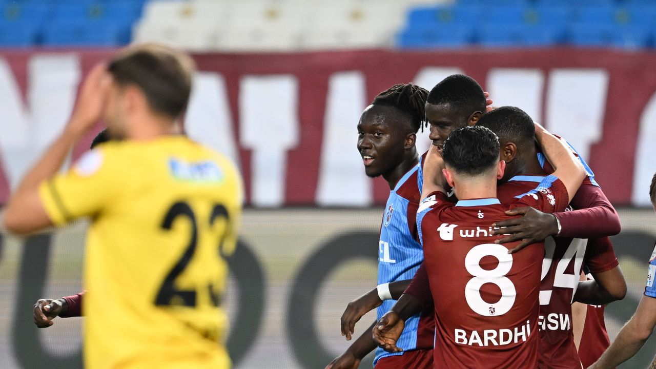 İlk yarı sonucu: Trabzonspor 2 - İstanbulspor 0