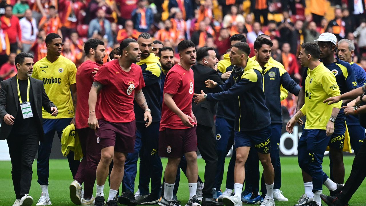 Galatasaray-Fenerbahçe derbisi öncesi futbolcular arasında gerginlik çıktı