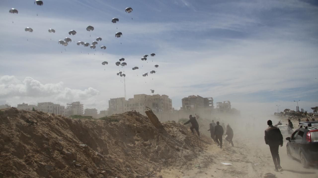 Filistinlilerin havadan atılan yardımları almak için verdiği çaba görüntülendi