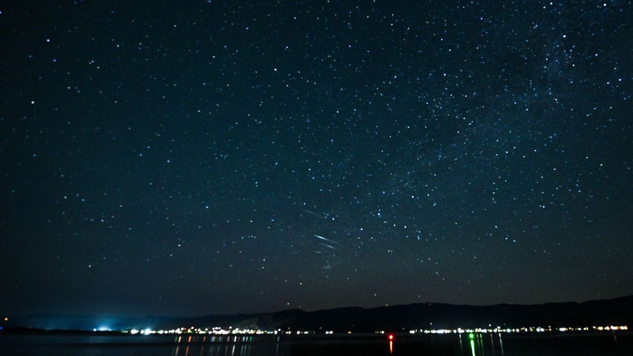 Clear Lake'de yıldızlı gece ve samanyolu galaksisi