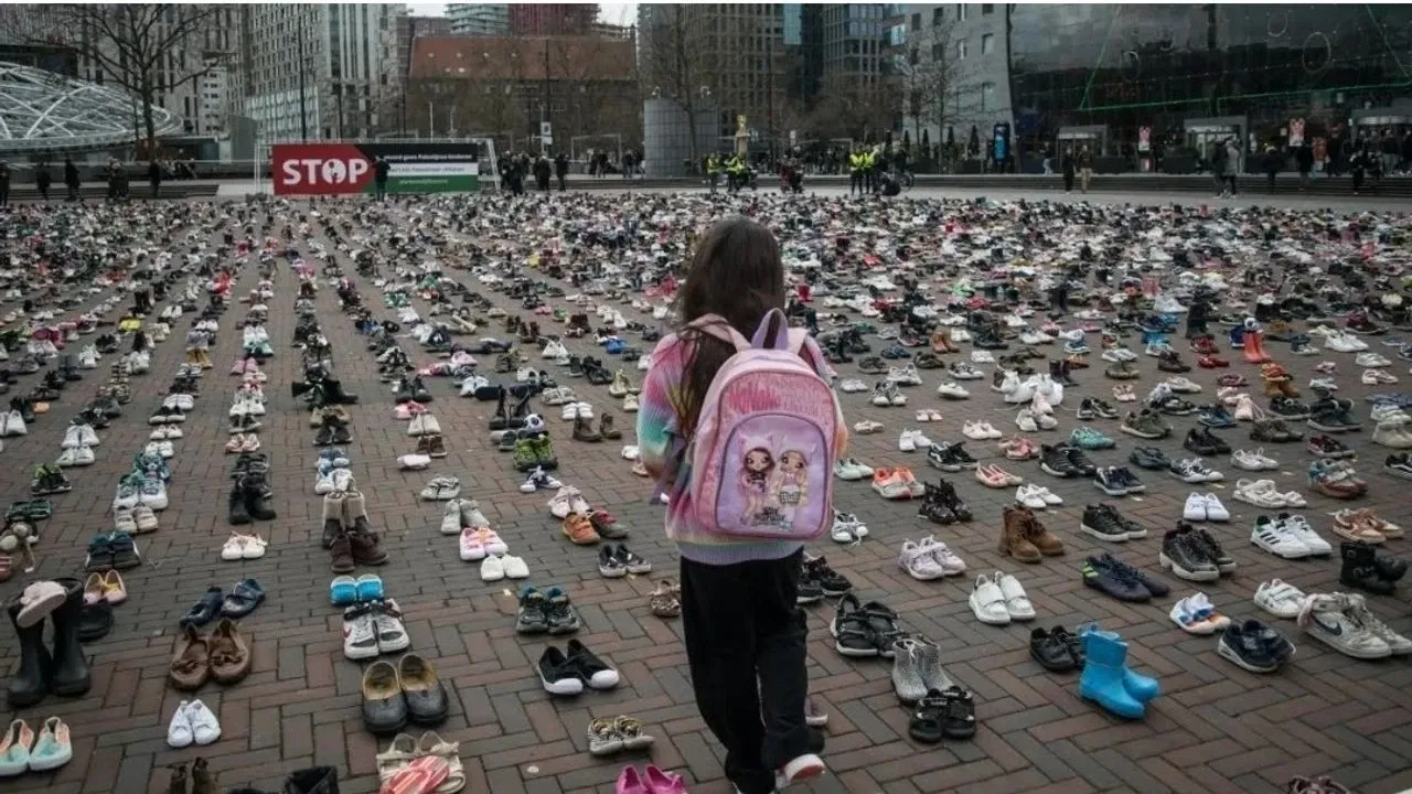 İsrail saldırılarında ölen çocuklar için binlerce çift ayakkabı bırakıldı
