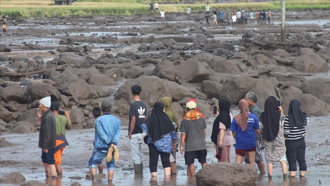 Endonezya'da heyelan ve sel nedeniyle can kaybı 41'e yükseldi