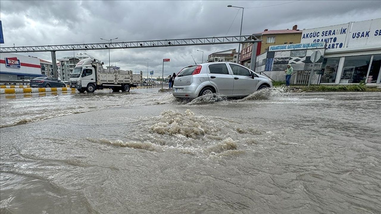 Van'da sağanak sonrası yollarda taşkınlar meydana geldi