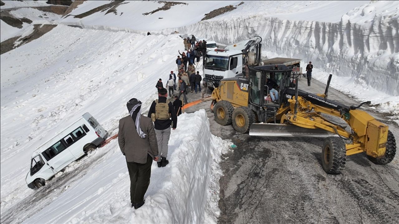 Van'da çığın şarampole sürüklediği minibüs günler sonra kar altından çıkarıldı