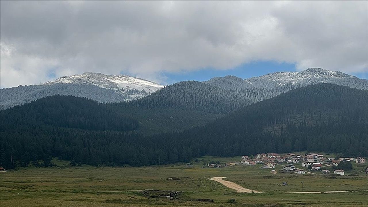 Bolu'nun yüksek kesimlerine kar yağdı