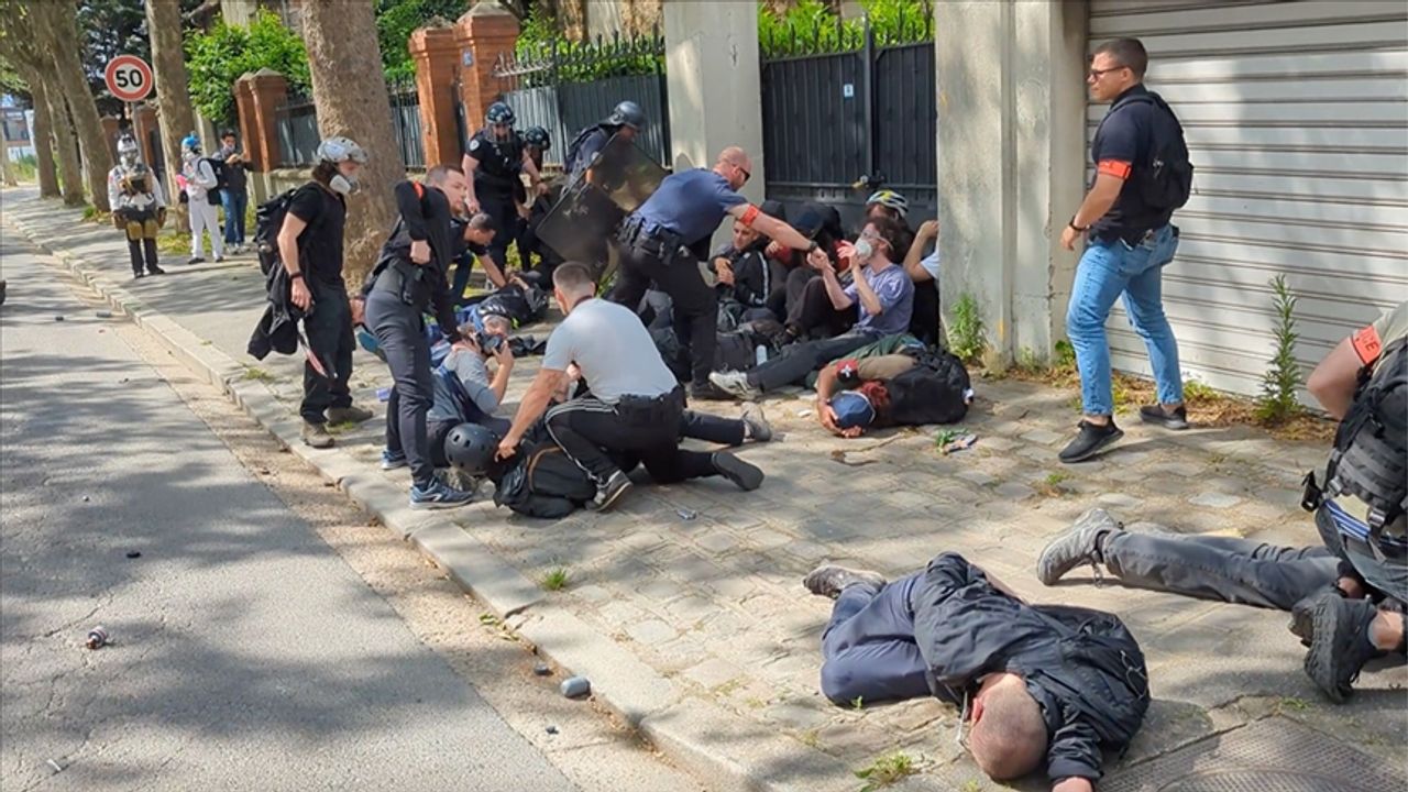 Fransız polisi göstericilere biber gazıyla müdahale etti