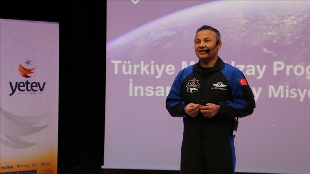 Türkiye'nin Ilk Astronotu Gezeravcı, İstanbul'da öğrencilerle Buluştu ...