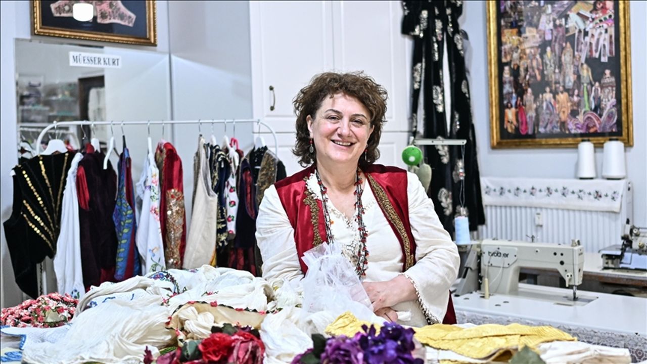30 yıldır topladığı asırlık Balkan kıyafetleriyle 