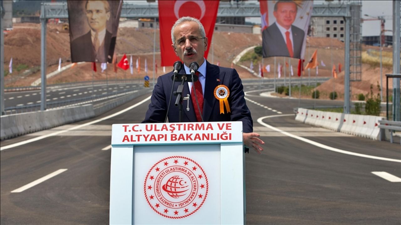 Bakan Uraloğlu: Depremden etkilenen illerimizde bağlantı ve imar yolunun yapım çalışmalarını sürdürüyoruz