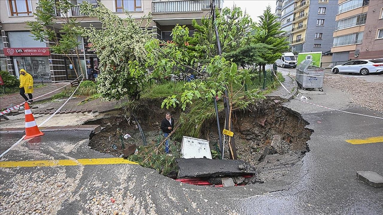 Ankara'da dün etkili olan sağanak nedeniyle Yenimahalle'de yol çöktü