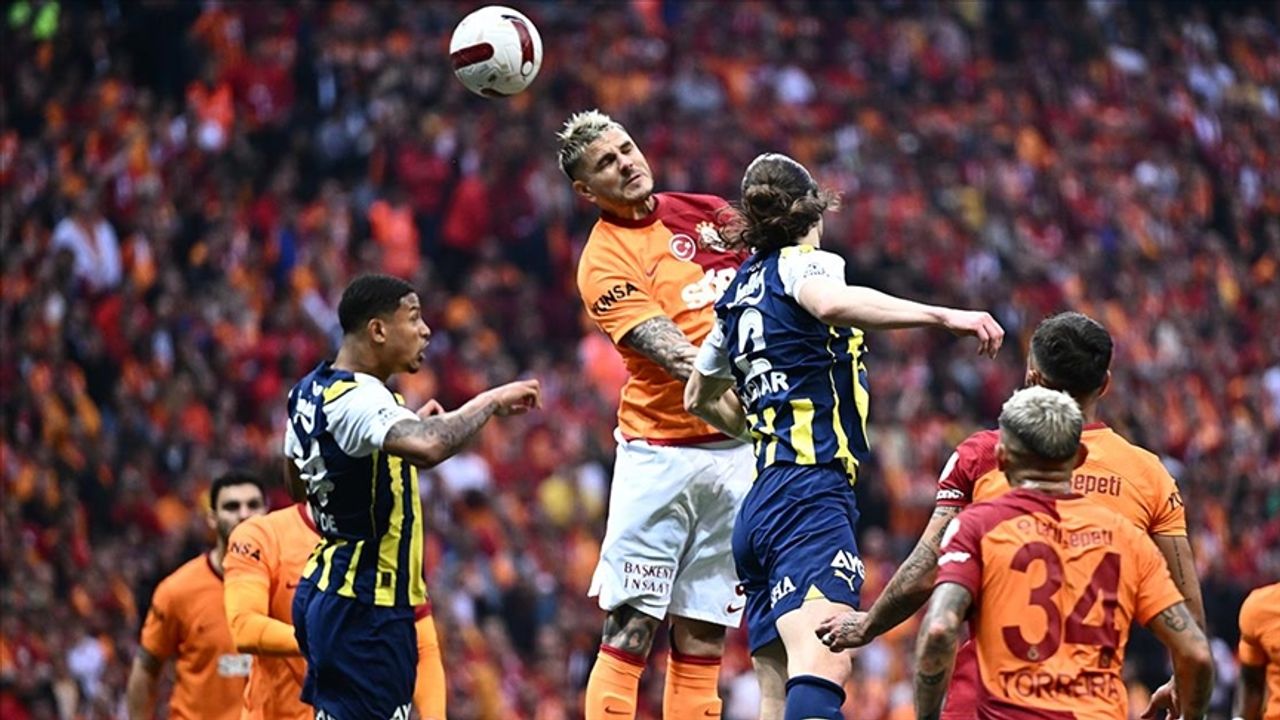 Fenerbahçe, derbide 10 kişiyle kazandı