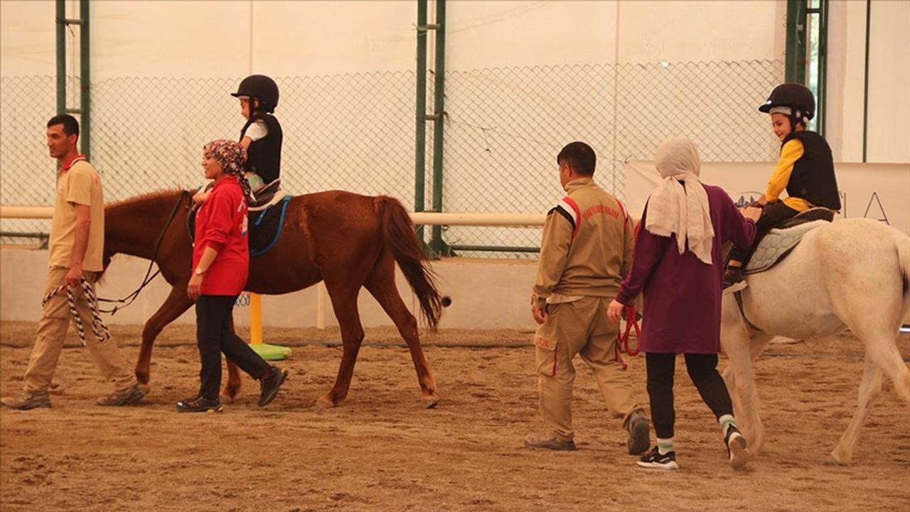 Diyarbakır'da özel öğrencilere Atla Terapi Merkezi