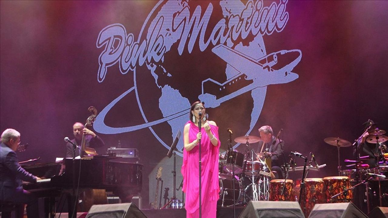 Pink Martini Antalya'da konser verdi