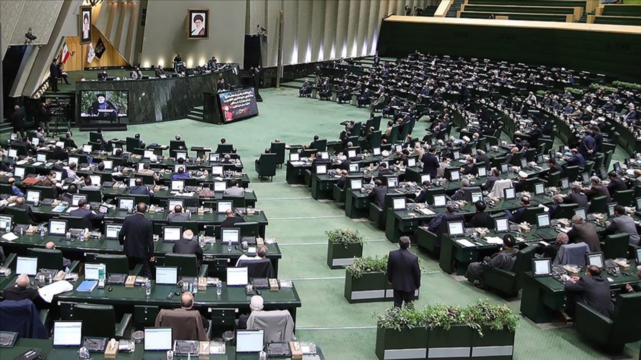 İran Meclisi, cumartesi gününü hafta sonu tatiline ekleme tasarısını onayladı