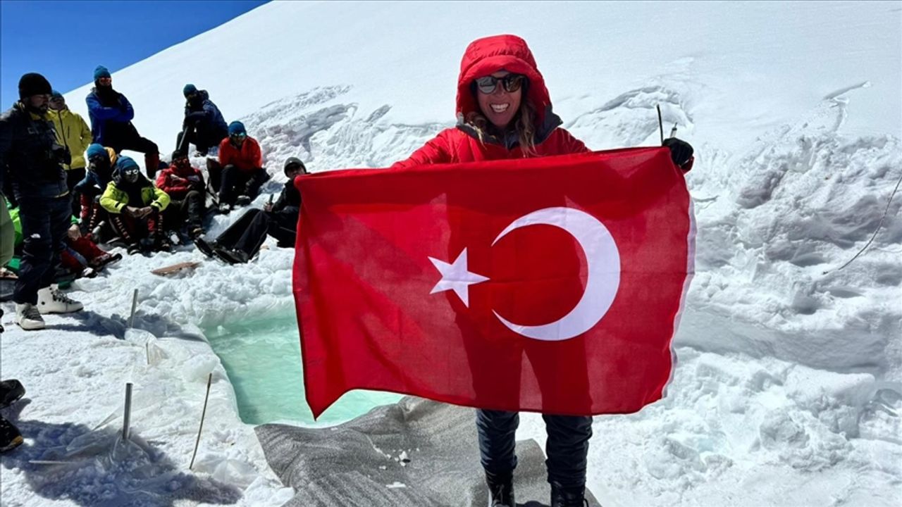 Deniz Kayadelen, Everest'in tepesinde yüzerek dünya rekoruna imza attı