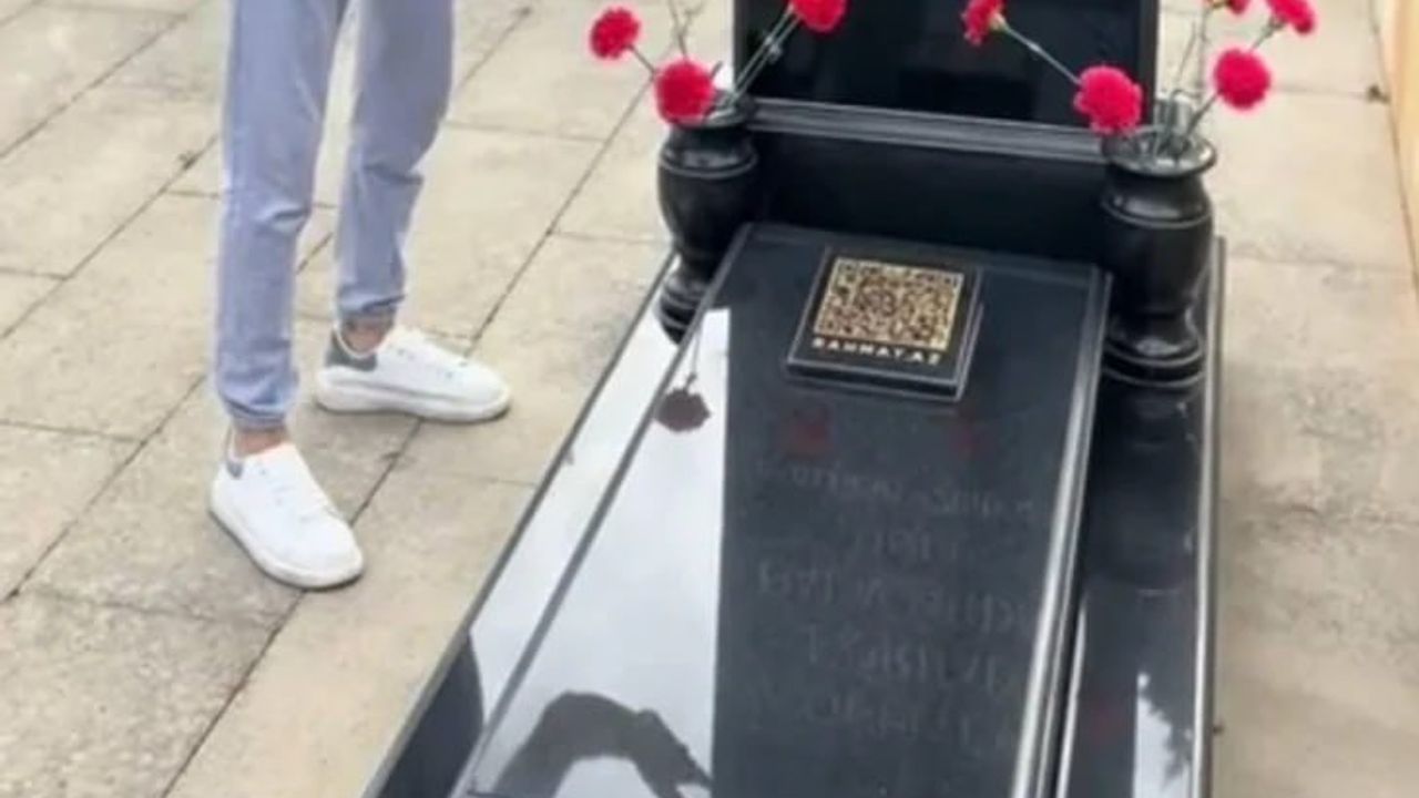 Azerbaycan'da ilk kez mezar taşına QR kod yerleştirildi